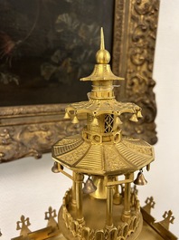 Een indrukwekkende driedelige vergulde bronzen klokgarnituur met chinoiserie decor, Frankrijk, 19e eeuw