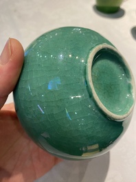 Quatre vases et un lave-pinceaux en porcelaine de Chine en vert monochrome, 19/20&egrave;me