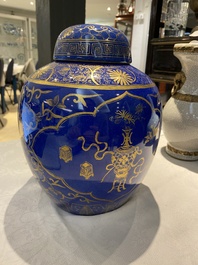Trois vases en porcelaine de Chine en bleu et blanc, bleu poudr&eacute; et &agrave; fond craquel&eacute;, 19&egrave;me