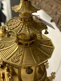 Een indrukwekkende driedelige vergulde bronzen klokgarnituur met chinoiserie decor, Frankrijk, 19e eeuw