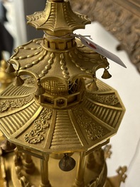 Garniture de chemin&eacute;e de style chinois &agrave; pendule en forme de pagode en bronze dor&eacute; &agrave; trois pi&egrave;ces, France, 19&egrave;me