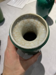 Quatre vases et un lave-pinceaux en porcelaine de Chine en vert monochrome, 19/20&egrave;me