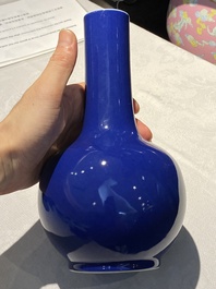 Trois vases de forme bouteille en porcelaine de Chine en bleu monochrome et &agrave; &eacute;mail flamb&eacute;, 19/20&egrave;me