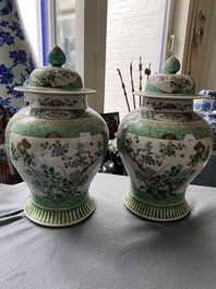 Paire de vases couverts en biscuit &eacute;maill&eacute; vert &agrave; d&eacute;cor de fleurs, Chine, 19&egrave;me