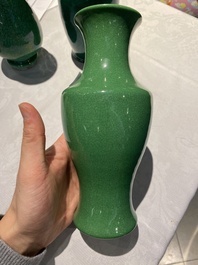 Quatre vases et un lave-pinceaux en porcelaine de Chine en vert monochrome, 19/20&egrave;me