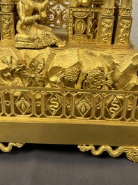 Een indrukwekkende driedelige vergulde bronzen klokgarnituur met chinoiserie decor, Frankrijk, 19e eeuw