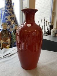 Vase en porcelaine de Chine monochrome en sang de boeuf, 19&egrave;me