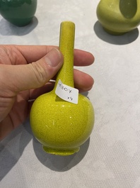 Quatre vases de forme bouteille en porcelaine de Chine en jaune et vert monochrome, 19/20&egrave;me