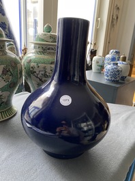 Een Chinese monochrome blauwe flesvormige vaas, 18/19e eeuw