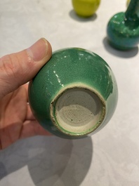 Quatre vases de forme bouteille en porcelaine de Chine en jaune et vert monochrome, 19/20&egrave;me