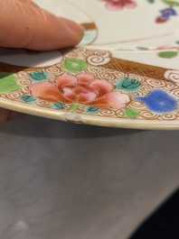 Quatre assiettes et un plat en porcelaine de Chine famille rose et verte, Kangxi et post&eacute;rieur