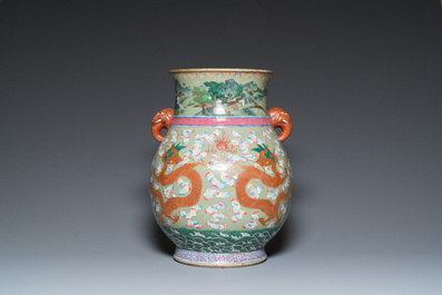Grand vase de forme 'hu' &agrave; d&eacute;cor de dragons en porcelaine de Chine famille rose &agrave; fond c&eacute;ladon, 19&egrave;me