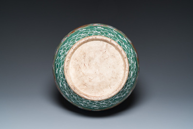 Grand vase de forme 'hu' &agrave; d&eacute;cor de dragons en porcelaine de Chine famille rose &agrave; fond c&eacute;ladon, 19&egrave;me