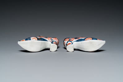 Paire de chaussures miniatures en porcelaine de style Imari d'apr&egrave;s un mod&egrave;le de Delft, probablement Samson, France, 19&egrave;me