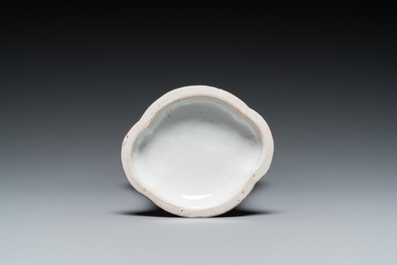 Vase en porcelaine de Chine famille rose &agrave; sujet mandarin, Qianlong