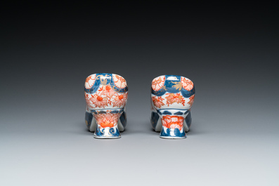 Paire de chaussures miniatures en porcelaine de style Imari d'apr&egrave;s un mod&egrave;le de Delft, probablement Samson, France, 19&egrave;me