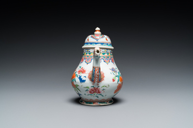 Een Chinese famille rose theepot met drakentuit, Yongzheng/Qianlong