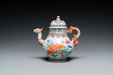 Een Chinese famille rose theepot met drakentuit, Yongzheng/Qianlong