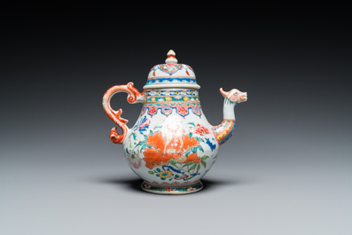 Th&eacute;i&egrave;re couverte en porcelaine de Chine famille rose au bec en forme de dragon, Yongzheng/Qianlong