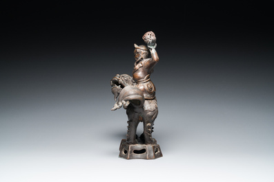 Br&ucirc;le-parfum couvert en bronze en forme d'un Luohan sur un lion bouddhiste, Chine, fin Ming/d&eacute;but du Qing