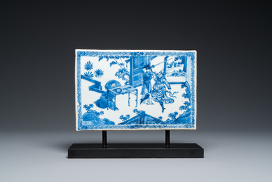 Carreau de forme rectangulaire en porcelaine de Chine en bleu et blanc &agrave; d&eacute;cor d'une d&eacute;capitation, Kangxi