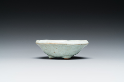 Petite coupe tripode en porcelaine de Chine de type junyao, Ming