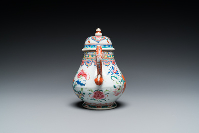 Een Chinese famille rose theepot met drakentuit, Yongzheng/Qianlong