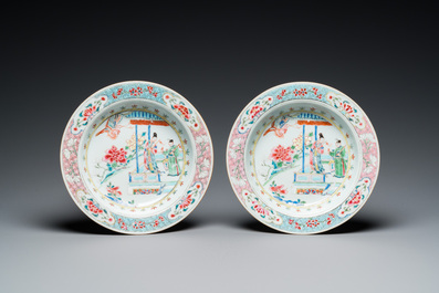 Paire d'assiettes en porcelaine de Chine famille rose &agrave; d&eacute;cor 'Xi Xiang Ji', Yongzheng