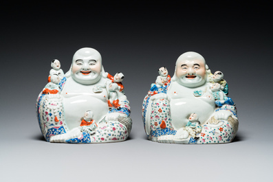 Paire de sculptures de Bouddha en porcelaine de Chine famille rose, marque de Zhu Mao Ji Zao 朱茂記造, R&eacute;publique