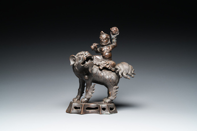 Br&ucirc;le-parfum couvert en bronze en forme d'un Luohan sur un lion bouddhiste, Chine, fin Ming/d&eacute;but du Qing