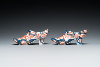 Paire de chaussures miniatures en porcelaine de style Imari d'apr&egrave;s un mod&egrave;le de Delft, probablement Samson, France, 19&egrave;me