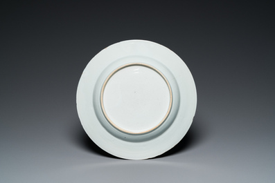 Trois plats et deux bols en porcelaine de Chine famille rose et en bleu et blanc, Qianlong et post&eacute;rieur