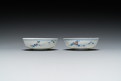 Paire de bols en porcelaine de Chine en bleu, blanc et rouge de cuivre, marque de Xuande, Wanli