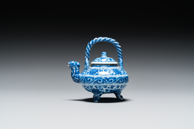 Een ongewone Chinese blauw-witte theepot met deksel, Xuande merk, wellicht Qing