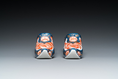 Paire de chaussures miniatures en porcelaine de style Imari d'apr&egrave;s un mod&egrave;le de Delft, probablement Samson, France, 19&egrave;me