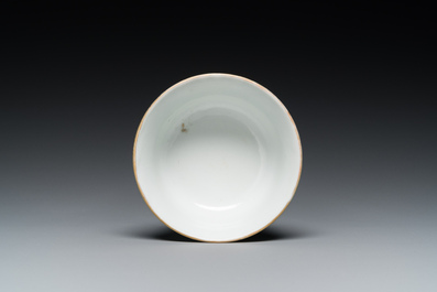 Un bol et une assiette en porcelaine de Chine famille rose &agrave; fond turquoise, marque et &eacute;poque de Guangxu