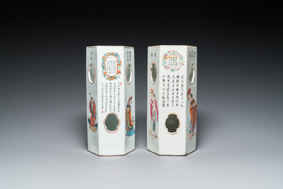 Twee Chinese hexagonale famille rose 'Wu Shuang Pu' hoedensteunen, Tongzhi merk, 19e eeuw