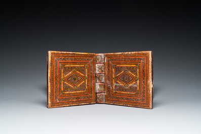 Un porte-coran et une bo&icirc;te couverte en bois laqu&eacute; et peint, art qajar, la Perse, 19&egrave;me