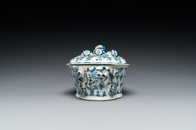 A blue and white tureen with reticulated cover, Worcester, England, 18th C.