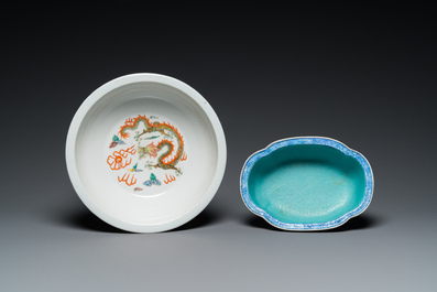 Deux bols aux dragons et un vase &agrave; d&eacute;cor floral en porcelaine de Chine famille rose, 19/20&egrave;me