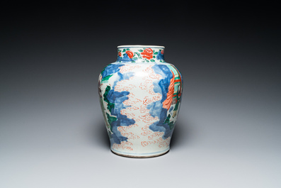 Vase en porcelaine de Chine wucai &agrave; d&eacute;cor des 'huit immortels', &eacute;poque Transition