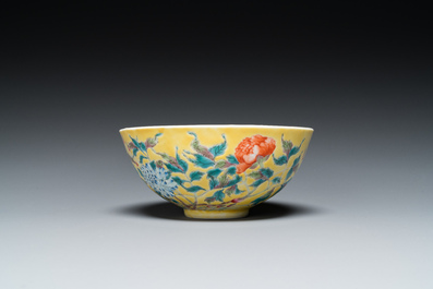 Bol en porcelaine de Chine famille rose &agrave; d&eacute;cor floral sur fond jaune, marque de Yongzheng mais probablement post&eacute;rieur