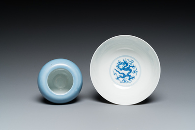 Een Chinese blauw-witte 'draken' kom en een lavendelblauwe penselenwasser, Qianlong merk, 19/20e eeuw