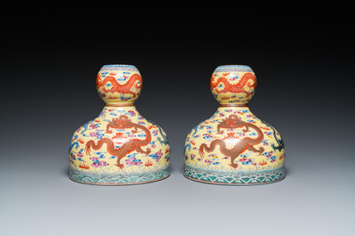 Paire de vases en porcelaine de Chine famille rose &agrave; fond jaune, marque de Qianlong, 20&egrave;me