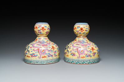 Paire de vases en porcelaine de Chine famille rose &agrave; fond jaune, marque de Qianlong, 20&egrave;me