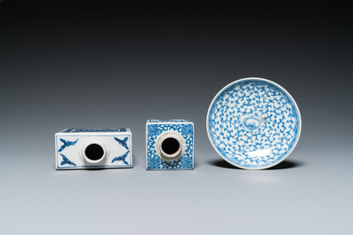 13 pi&egrave;ces en porcelaine de Chine en bleu et blanc, 18/20&egrave;me