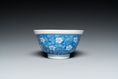 Bol en porcelaine de Chine en bleu et blanc &agrave; d&eacute;cor de prunus sur glace pil&eacute;e, marque de Chenghua, Kangxi