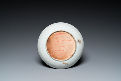 Plat en porcelaine de Chine famille rose &agrave; inscription pour le march&eacute; indien, Qianlong/Jiaqing