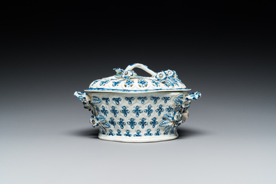 A blue and white tureen with reticulated cover, Worcester, England, 18th C.