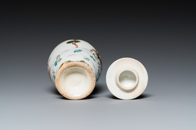 Trois tasses et soucoupes et une bo&icirc;te &agrave; th&eacute; couverte en porcelaine de Chine famille rose, Yongzheng/Qianlong